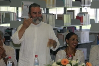 El poeta chiapaneco Efrain Bartolome, recibe en sesión de cabildo el reconocimiento de su trabajo creativo por parte del ayuntamiento de la ciudad de Ocosingo. A su ves, la avenida central de esta ciudad recibe su nombre. Tabine es develada la placa conme