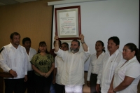 El poeta chiapaneco Efrain Bartolome, recibe en sesión de cabildo el reconocimiento de su trabajo creativo por parte del ayuntamiento de la ciudad de Ocosingo. A su ves, la avenida central de esta ciudad recibe su nombre. Tabine es develada la placa conme
