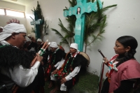 Jueves 28 de julio del 2016. San Juan Chamula. Mateo Gómez Gómez recibe esta mañana el bastón de mando Chamula según los usos y costumbres de las comunidades y parajes de esta localidad de los altos de Chiapas. El nuevo presidente junto con las nuevas aut