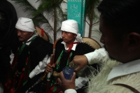 Jueves 28 de julio del 2016. San Juan Chamula. Mateo Gómez Gómez recibe esta mañana el bastón de mando Chamula según los usos y costumbres de las comunidades y parajes de esta localidad de los altos de Chiapas. El nuevo presidente junto con las nuevas aut Jueves 28 de julio del 2016. San Juan Chamula. Mateo Gómez Gómez recibe esta mañana el bastón de mando Chamula según los usos y costumbres de las comunidades y parajes de esta localidad de los altos de Chiapas. El nuevo presidente junto con las nuevas aut