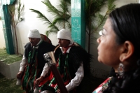 Jueves 28 de julio del 2016. San Juan Chamula. Mateo Gómez Gómez recibe esta mañana el bastón de mando Chamula según los usos y costumbres de las comunidades y parajes de esta localidad de los altos de Chiapas. El nuevo presidente junto con las nuevas aut