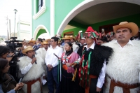 Jueves 28 de julio del 2016. San Juan Chamula. Mateo Gómez Gómez recibe esta mañana el bastón de mando Chamula según los usos y costumbres de las comunidades y parajes de esta localidad de los altos de Chiapas. El nuevo presidente junto con las nuevas aut