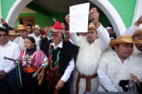 Jueves 28 de julio del 2016. San Juan Chamula. Mateo Gómez Gómez recibe esta mañana el bastón de mando Chamula según los usos y costumbres de las comunidades y parajes de esta localidad de los altos de Chiapas. El nuevo presidente junto con las nuevas aut