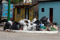 Viernes 23 de diciembre. Basura en las cercanías de la Camilo Pintado. Tuxtla Gutiérrez, Chiapas. Vecinos del barrio del 5 de Mayo, continúan expresando su enojo por el mal servicio que presenta la compañía de recolección de la basura, la cual se acumula 