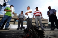 Martes 11 de noviembre del 2014. Tuxtla Gutiérrez. El Notario Público Horacio Culebro Borrayas encabeza la quema de credenciales del PRD en Chiapas.