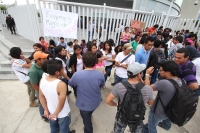 Lunes 10 de septiembre del 2012. Tuxtla Gutiérrez, Chiapas. Estudiantes de varias universidades protestan en la Torre Chiapas para exigir que les sean entregados los fondos de la Beca PRONABES que ha sido retenido por las autoridades locales.