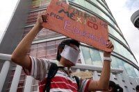 Lunes 10 de septiembre del 2012. Tuxtla Gutiérrez, Chiapas. Estudiantes de varias universidades protestan en la Torre Chiapas para exigir que les sean entregados los fondos de la Beca PRONABES que ha sido retenido por las autoridades locales.