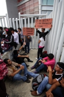 Lunes 10 de septiembre del 2012. Tuxtla Gutiérrez, Chiapas. Estudiantes de varias universidades protestan en la Torre Chiapas para exigir que les sean entregados los fondos de la Beca PRONABES que ha sido retenido por las autoridades locales.