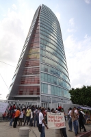 Lunes 10 de septiembre del 2012. Tuxtla Gutiérrez, Chiapas. Estudiantes de varias universidades protestan en la Torre Chiapas para exigir que les sean entregados los fondos de la Beca PRONABES que ha sido retenido por las autoridades locales.