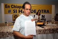 Miércoles 12 de febrero del 2014. Tuxtla Gutiérrez. René Bejarano de la Izquierda Democrática Nacional durante la asamblea estatal en Chiapas donde tiene un acercamiento con el panista Paco Rojas.