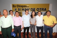 Miércoles 12 de febrero del 2014. Tuxtla Gutiérrez. René Bejarano de la Izquierda Democrática Nacional durante la asamblea estatal en Chiapas donde tiene un acercamiento con el panista Paco Rojas.