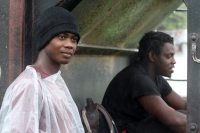 Miércoles 4 de junio  del 2014. Arriaga. Los jóvenes beliceños se refugian los vagones del tren en la estación de carga de esta localidad de la costa chiapaneca mientras continúan las reparaciones de las vías afectadas por las lluvias en los límites con e