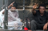 Miércoles 4 de junio  del 2014. Arriaga. Los jóvenes beliceños se refugian los vagones del tren en la estación de carga de esta localidad de la costa chiapaneca mientras continúan las reparaciones de las vías afectadas por las lluvias en los límites con e