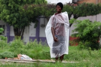 Miércoles 4 de junio  del 2014. Arriaga. Los jóvenes beliceños se refugian los vagones del tren en la estación de carga de esta localidad de la costa chiapaneca mientras continúan las reparaciones de las vías afectadas por las lluvias en los límites con e