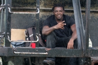 Miércoles 4 de junio  del 2014. Arriaga. Los jóvenes beliceños se refugian los vagones del tren en la estación de carga de esta localidad de la costa chiapaneca mientras continúan las reparaciones de las vías afectadas por las lluvias en los límites con e