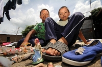 Jueves 7 de septiembre del 2017. Venustiano Carranza, Chiapas. Los niños de la comunidad Belisario Domí­nguez secan al sol  los cuadernos y libros rescatados de las afectaciones de las lluvias de los últimos dí­as en esta comunidad ubicada en la cercaní