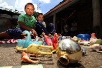 Jueves 7 de septiembre del 2017. Venustiano Carranza, Chiapas. Los niños de la comunidad Belisario Domí­nguez secan al sol  los cuadernos y libros rescatados de las afectaciones de las lluvias de los últimos dí­as en esta comunidad ubicada en la cercaní