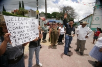 Habitantes de la comunidad la Libertad del municipio de Berriozabal protestaron este medio día en las instalaciones del Ayuntamiento local para exigir la destitución del Agente Ejidal por el despojo de los terrenos a varias familias. El acuerdo de las aut