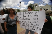 Habitantes de la comunidad la Libertad del municipio de Berriozabal protestaron este medio día en las instalaciones del Ayuntamiento local para exigir la destitución del Agente Ejidal por el despojo de los terrenos a varias familias. El acuerdo de las aut