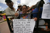 Habitantes de la comunidad la Libertad del municipio de Berriozabal protestaron este medio día en las instalaciones del Ayuntamiento local para exigir la destitución del Agente Ejidal por el despojo de los terrenos a varias familias. El acuerdo de las aut