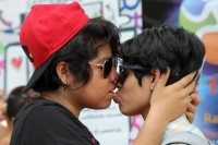 Sábado 21 de septiembre del 2013. Tuxtla Gutiérrez.  El movimiento lésbico realiza esta mañana el segundo Besotón con un llamada al respeto a los derechos sexuales y a la unión de personas de un mismo sexo, haciendo un llamado a las autoridades a respetar