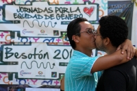 Sábado 21 de septiembre del 2013. Tuxtla Gutiérrez.  El movimiento lésbico realiza esta mañana el segundo Besotón con un llamada al respeto a los derechos sexuales y a la unión de personas de un mismo sexo, haciendo un llamado a las autoridades a respetar