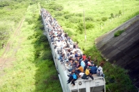 Lunes 16 de julio del 2012. Arriaga, Chiapas. El ferrocarril reinicia sus actividades con una nueva carga humana desde la ciudad de los vientos, donde cientos de centroamericanos esperaron por semanas para abordar los vagones y continuar con la esperanza 
