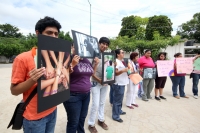 Domingo 23 de septiembre del 2012. Tuxtla Gutiérrez, Chiapas. Grupos organizados por la comunidad lésbico, gay, intersexual, tras genero y heterosexual de Chiapas organizan el Maratón del Beso en la explanada de la plaza de la delegación de Traen de esta 