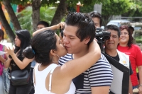 Domingo 23 de septiembre del 2012. Tuxtla Gutiérrez, Chiapas. Grupos organizados por la comunidad lésbico, gay, intersexual, tras genero y heterosexual de Chiapas organizan el Maratón del Beso en la explanada de la plaza de la delegación de Traen de esta 