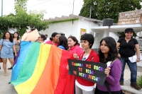 Domingo 23 de septiembre del 2012. Tuxtla Gutiérrez, Chiapas. Grupos organizados por la comunidad lésbico, gay, intersexual, tras genero y heterosexual de Chiapas organizan el Maratón del Beso en la explanada de la plaza de la delegación de Traen de esta 