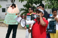 Domingo 23 de septiembre del 2012. Tuxtla Gutiérrez, Chiapas. Grupos organizados por la comunidad lésbico, gay, intersexual, tras genero y heterosexual de Chiapas organizan el Maratón del Beso en la explanada de la plaza de la delegación de Traen de esta 