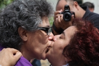 Domingo 23 de septiembre del 2012. Tuxtla Gutiérrez, Chiapas. Grupos organizados por la comunidad lésbico, gay, intersexual, tras genero y heterosexual de Chiapas organizan el Maratón del Beso en la explanada de la plaza de la delegación de Traen de esta Domingo 23 de septiembre del 2012. Tuxtla Gutiérrez, Chiapas. Grupos organizados por la comunidad lésbico, gay, intersexual, tras genero y heterosexual de Chiapas organizan el Maratón del Beso en la explanada de la plaza de la delegación de Traen de esta