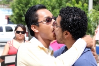 Domingo 23 de septiembre del 2012. Tuxtla Gutiérrez, Chiapas. Grupos organizados por la comunidad lésbico, gay, intersexual, tras genero y heterosexual de Chiapas organizan el Maratón del Beso en la explanada de la plaza de la delegación de Traen de esta 