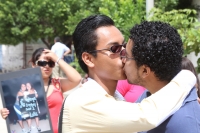 Domingo 23 de septiembre del 2012. Tuxtla Gutiérrez, Chiapas. Grupos organizados por la comunidad lésbico, gay, intersexual, tras genero y heterosexual de Chiapas organizan el Maratón del Beso en la explanada de la plaza de la delegación de Traen de esta 