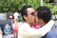 Domingo 23 de septiembre del 2012. Tuxtla Gutiérrez, Chiapas. Grupos organizados por la comunidad lésbico, gay, intersexual, tras genero y heterosexual de Chiapas organizan el Maratón del Beso en la explanada de la plaza de la delegación de Traen de esta 