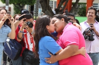 Domingo 23 de septiembre del 2012. Tuxtla Gutiérrez, Chiapas. Grupos organizados por la comunidad lésbico, gay, intersexual, tras genero y heterosexual de Chiapas organizan el Maratón del Beso en la explanada de la plaza de la delegación de Traen de esta 