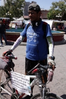 Martes 17 de febrero del 2015. Tuxtla Gutiérrez. Un anónimo ciclista recorre las carreteras desde Caborca a Argentina buscando la paz.