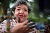 202230802. Chiapa de Corzo. Blanquita es una artesana emprendedora que ofrece sus productos en la Plaza de Armas de esta ciudad.