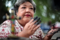 202230802. Chiapa de Corzo. Blanquita es una artesana emprendedora que ofrece sus productos en la Plaza de Armas de esta ciudad.