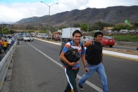 Foto/AEG. Jueves 10 de febrero. Las molestias ocasionadas por el bloqueo de la autopista Tuxtla-San Cristóbal se extendió por varias horas este medio día.