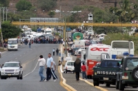 Foto/CD. Jueves 10 de febrero. Las molestias ocasionadas por el bloqueo de la autopista Tuxtla-San Cristóbal se extendió por varias horas este medio día.