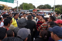 Foto/CD. Jueves 10 de febrero. Las molestias ocasionadas por el bloqueo de la autopista Tuxtla-San Cristóbal se extendió por varias horas este medio dÃa. Foto/CD. Jueves 10 de febrero. Las molestias ocasionadas por el bloqueo de la autopista Tuxtla-San Cristóbal se extendió por varias horas este medio dÃa.