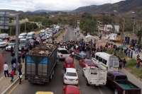 Foto/CD. Jueves 10 de febrero. Las molestias ocasionadas por el bloqueo de la autopista Tuxtla-San Cristóbal se extendió por varias horas este medio día.