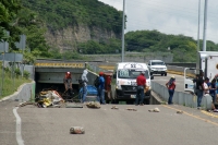 Martes 23 de agosto del 2016. Tuxtla Gutiérrez. Grupos de normalistas y maestros realizan algunos bloqueos bajo el fuerte sol del sureste en los libramientos de la capital del estado de Chiapas Martes 23 de agosto del 2016. Tuxtla Gutiérrez. Grupos de normalistas y maestros realizan algunos bloqueos bajo el fuerte sol del sureste en los libramientos de la capital del estado de Chiapas