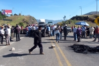 Domingo 30 de septiembre del 2012. San Cristóbal de las Casas, Chiapas. Las carreteras que comunicas las comunidades y ciudades de la región económica de Los Altos del estado permanecieron bloqueadas este fin de semana por habitantes y trabajadores de los