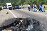 Domingo 30 de septiembre del 2012. San Cristóbal de las Casas, Chiapas. Las carreteras que comunicas las comunidades y ciudades de la región económica de Los Altos del estado permanecieron bloqueadas este fin de semana por habitantes y trabajadores de los