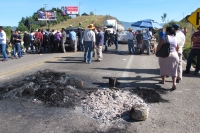 Domingo 30 de septiembre del 2012. San Cristóbal de las Casas, Chiapas. Las carreteras que comunicas las comunidades y ciudades de la región económica de Los Altos del estado permanecieron bloqueadas este fin de semana por habitantes y trabajadores de los