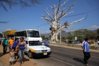 Lunes 14 de enero del 2013.  Tuxtla Gutiérrez, Chiapas. Maestros de la Sección VII del sindicato magisterial afiliados a la coordinadora nacional de trabajadores de la educación en Chiapas realizan bloqueos en las entradas y salidas de las principales ciu