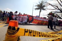 Lunes 14 de enero del 2013.  Tuxtla Gutiérrez, Chiapas. Maestros de la Sección VII del sindicato magisterial afiliados a la coordinadora nacional de trabajadores de la educación en Chiapas realizan bloqueos en las entradas y salidas de las principales ciu