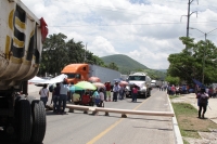 Miércoles 13 de julio del 2016. Tuxtla Gutiérrez. Integrantes de la Asamblea Popular Democrática y de la sección 40 de Sindicato Estatal de Maestros inician este medio día el bloqueo selectivo (a transportistas de productos al mayoreo dejando pasar a vehí